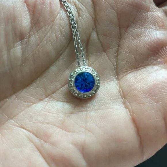 Swarovski necklace and earrings set - Picture 8 of 13